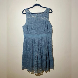 Sleeveless lace dress